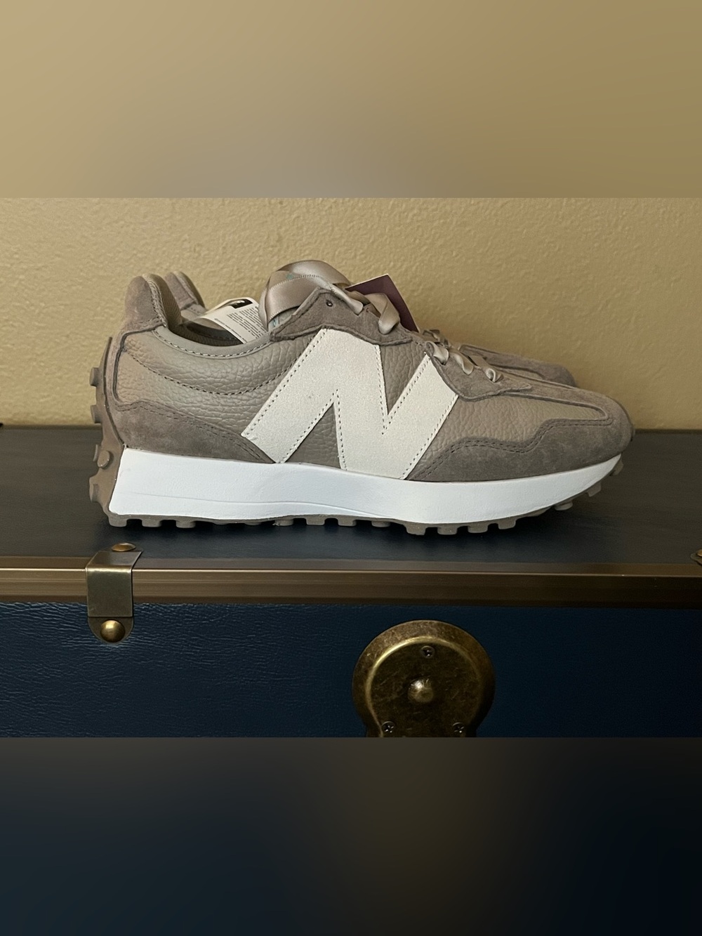 New Balance 327 LIMITED EDITION 2026 Womens Sneaker Shoes LEATHER Taupe size 9.5 - Picture 4 of 9